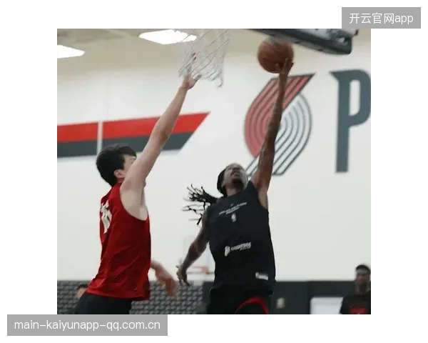 NBA开拓者最新训练照：杨瀚森与莫兰特同框，利拉德贴身紧逼莫兰特——超级组合的“魔法”在哪里？